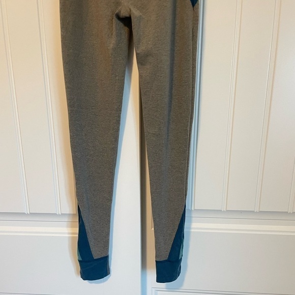 Beyond Yoga space dye grey and blue color block high rise leggings size XS - Picture 3 of 10